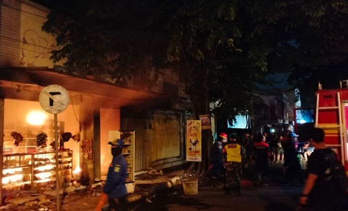 Akibat Tumpahan Bensin, Toko Kelontong di Bangil Ludes Terbakar Akibat Tumpahan Bensin, Toko Kelontong di Bangil Ludes Terbakar