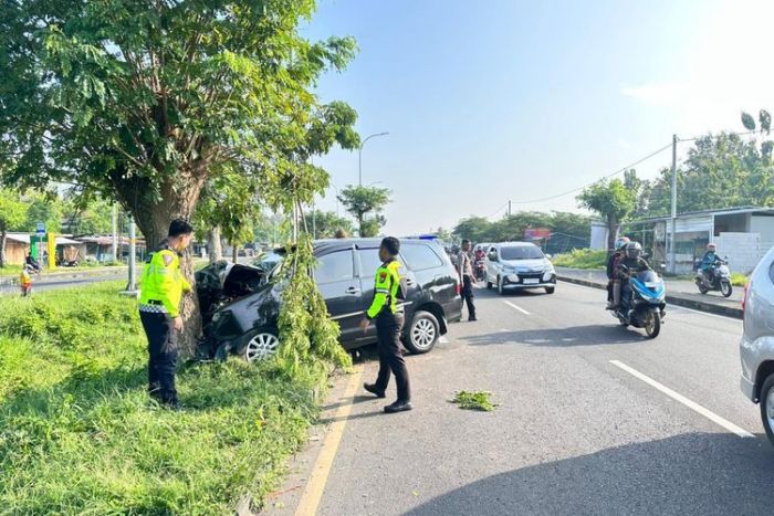 Diduga Sopir Alami Microsleep, Mobil Pemudik Tabrak Pohon di Suramadu, 2 Luka Berat