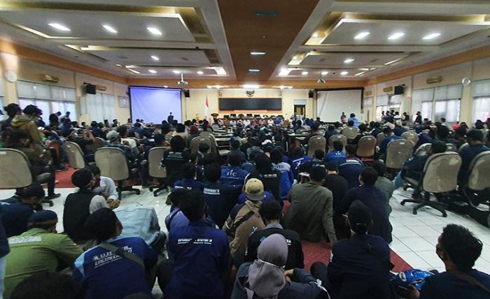 Demo Tolak Omnibus Law di DPRD Bangkalan, Mahasiswa Minta Dihubungkan dengan Puan Maharani Demo Tolak Omnibus Law di DPRD Bangkalan, Mahasiswa Minta Dihubungkan dengan Puan Maharani