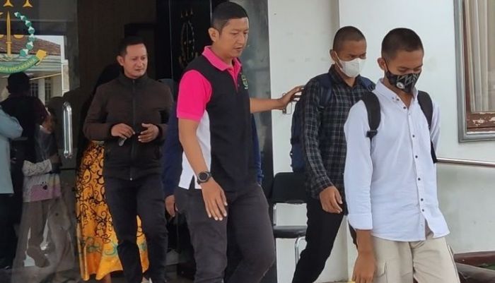 Berkas 2 Tersangka Kasus Dugaan Penganiayaan Santri di Kediri Dilimpahkan ke Kejaksaan Berkas 2 Tersangka Kasus Dugaan Penganiayaan Santri di Kediri Dilimpahkan ke Kejaksaan