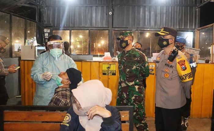 Selama PPKM, Petugas Gabungan di Gresik Intensifkan Ops Yustisi Prokes dan 3T Selama PPKM, Petugas Gabungan di Gresik Intensifkan Ops Yustisi Prokes dan 3T