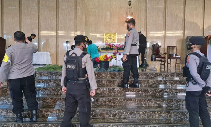 Brimob Polda Jatim Sterilisasi Gereja di Sidoarjo Brimob Polda Jatim Sterilisasi Gereja di Sidoarjo