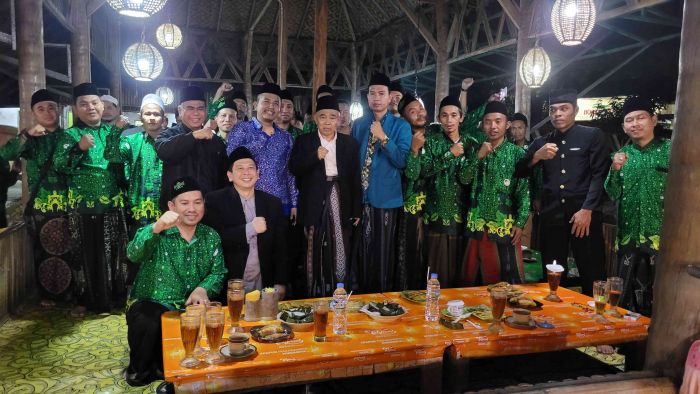 Pimpin Istighatsah untuk Ratu Zakiyah di Serang, Kiai Asep Berharap Menang Minimal 80% Pimpin Istighatsah untuk Ratu Zakiyah di Serang, Kiai Asep Berharap Menang Minimal 80%