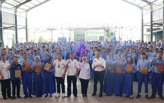 Kominfo Goes To School Hadir di SMAN 1 Srengat, Bupati Blitar: Manfaatkan Medsos yang Baik dan Bijak Kominfo Goes To School Hadir di SMAN 1 Srengat, Bupati Blitar: Manfaatkan Medsos yang Baik dan Bijak