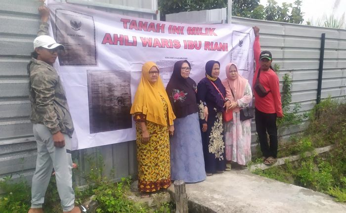 Tuntut Keadilan, Ahli Waris di Jombang Pasang Spanduk pada Tanah Sengketa Tuntut Keadilan, Ahli Waris di Jombang Pasang Spanduk pada Tanah Sengketa