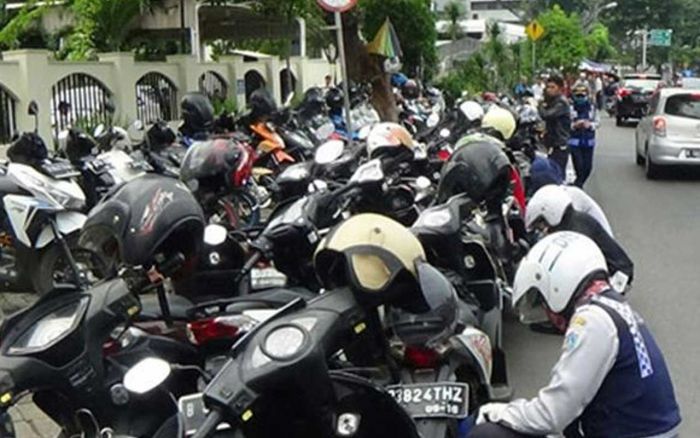 Dishub Surabaya Terima 64 Laporan Tentang Oknum Jukir yang Lakukan Pelanggaran Dishub Surabaya Terima 64 Laporan Tentang Oknum Jukir yang Lakukan Pelanggaran