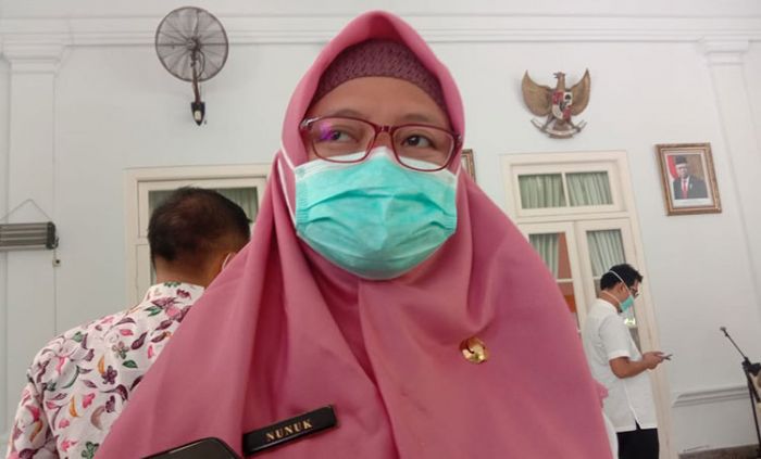 Tunggu Hasil Tes Swab PCR, Pasien RSUD Syamrabu Bangkalan Antre Masuk Ruangan IGD Tunggu Hasil Tes Swab PCR, Pasien RSUD Syamrabu Bangkalan Antre Masuk Ruangan IGD