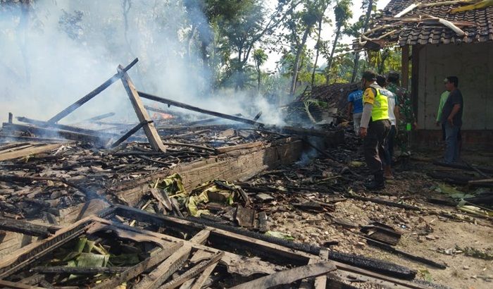 Ditinggal ke Pasar, Rumah Warga Karangjati Ngawi Ludes Terbakar Ditinggal ke Pasar, Rumah Warga Karangjati Ngawi Ludes Terbakar