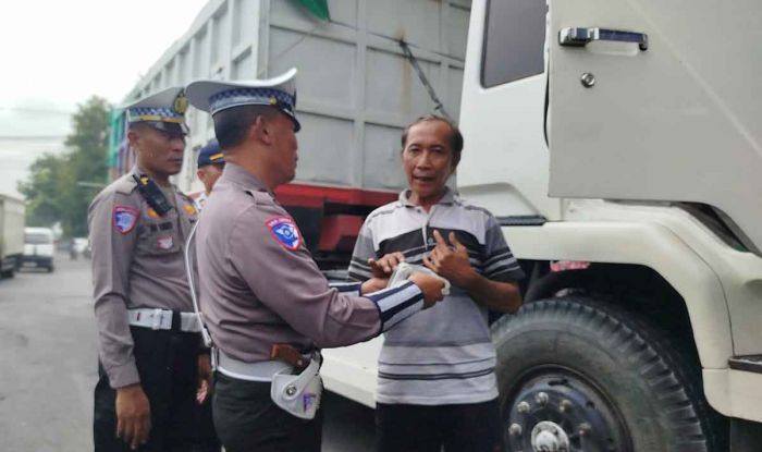 Gelar Operasi Pembatasan Angkutan Barang, Polres Jombang Periksa 10 Kendaraan Gelar Operasi Pembatasan Angkutan Barang, Polres Jombang Periksa 10 Kendaraan