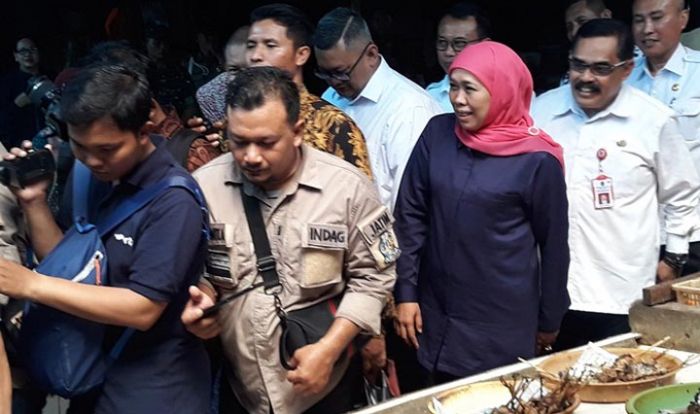 Blusukan ke Pasar, Khofifah Pastikan Ketersediaan Stok Bahan Pokok Aman Blusukan ke Pasar, Khofifah Pastikan Ketersediaan Stok Bahan Pokok Aman