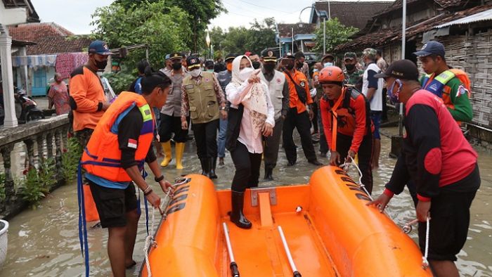 Gunakan Perahu, Bupati Mojokerto Ikfina Tinjau Korban Banjir Kali Lamong Gunakan Perahu, Bupati Mojokerto Ikfina Tinjau Korban Banjir Kali Lamong