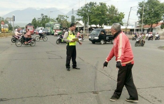 Dump Truk Tabrak Sepeda Angin Hingga Terseret di Aspal Dump Truk Tabrak Sepeda Angin Hingga Terseret di Aspal