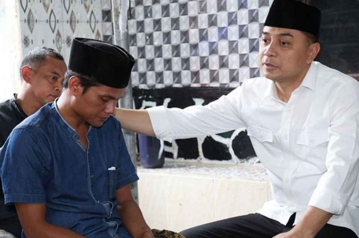 Takziah ke Rumah Korban Ponpes Al Khoziny, Eri Cahyadi Minta Warga Surabaya Bantu Doa