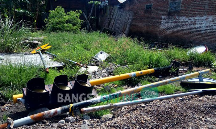 Belasan Rambu Jalan Ditelantarkan Rekanan, Dibiarkan Teronggok di Pekarangan Warga