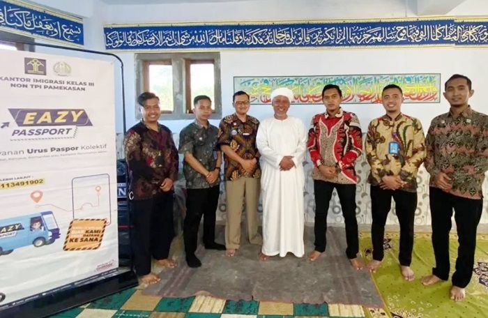 Gelar Eazy Pasport di Ponpes Sumenep, Kantor Imigrasi Kelas III Pamekasan Layani 58 Paspor Umrah Gelar Eazy Pasport di Ponpes Sumenep, Kantor Imigrasi Kelas III Pamekasan Layani 58 Paspor Umrah