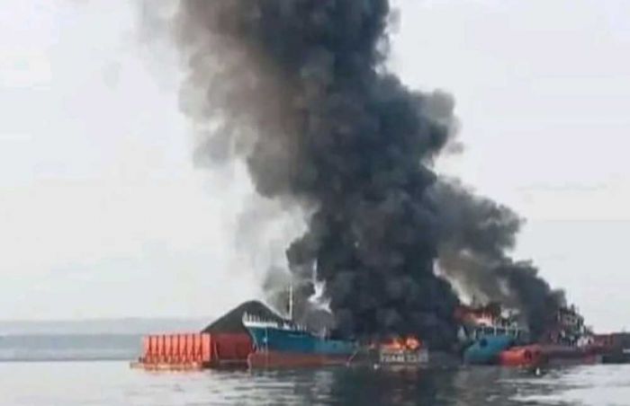 Kapal Tanker Meledak di Perairan Lamongan, Dua Orang Tewas Kapal Tanker Meledak di Perairan Lamongan, Dua Orang Tewas