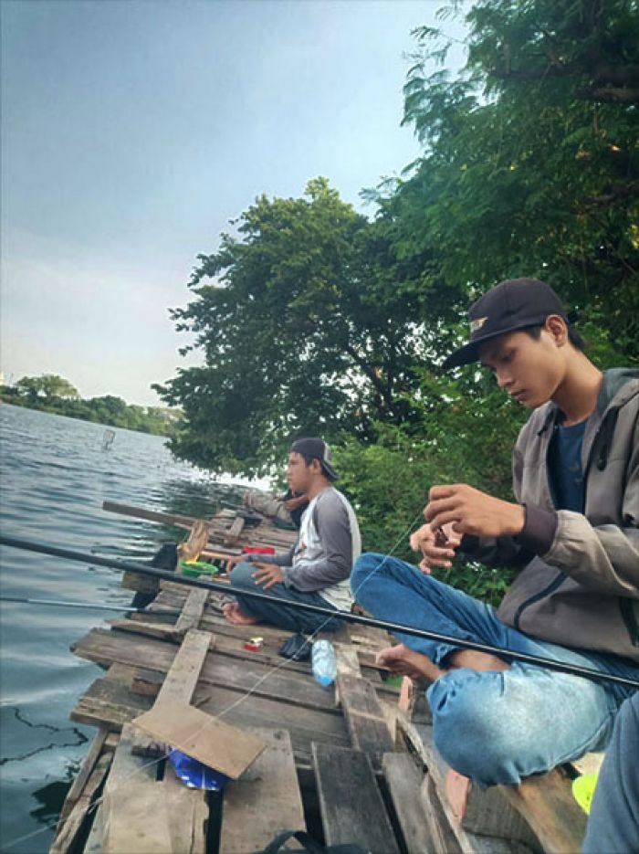 Mancing Ikan Nila di Telaga Ngipik, Keseruan yang Murah Meriah