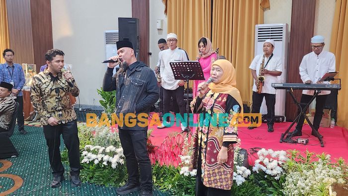 Halal Bihalal Grahadi Dihadiri Ahmad Dhani, Nyanyi Bareng Khofifah-Emil Lagu Hidup Adalah Perjuangan Halal Bihalal Grahadi Dihadiri Ahmad Dhani, Nyanyi Bareng Khofifah-Emil Lagu Hidup Adalah Perjuangan