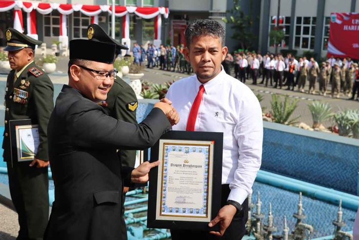 Pj Wali Kota Batu Anugerahkan Penghargaan untuk 24 Personel TNI-Polri Pj Wali Kota Batu Anugerahkan Penghargaan untuk 24 Personel TNI-Polri