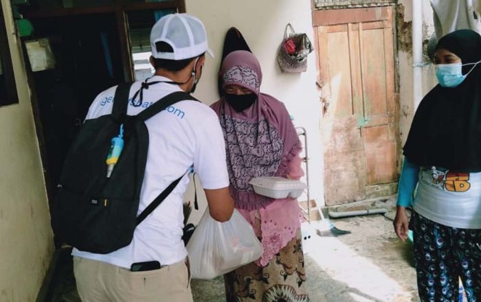 Peduli Warga Terdampak PPKM, Komunitas Gekrafs Batu Bagikan Ratusan Paket Sembako dan Nasi Siap Saji