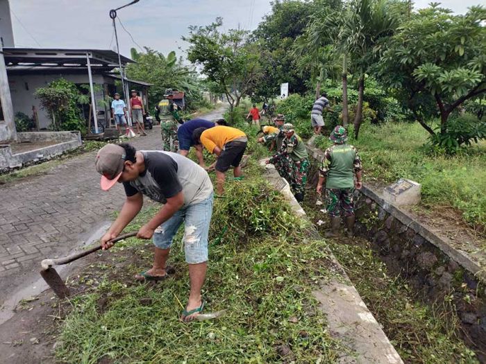 Antisipasi Cuaca Ekstrem, Forkopimka Krembung Ajak Warga Kerja Bakti di Dusun Balongpapar Antisipasi Cuaca Ekstrem, Forkopimka Krembung Ajak Warga Kerja Bakti di Dusun Balongpapar