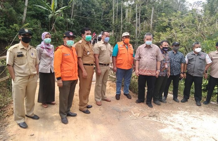 Direktur Perencanaan Rehab Rekon BNPB Survei ke Lokasi Pasca Bencana Trenggalek Direktur Perencanaan Rehab Rekon BNPB Survei ke Lokasi Pasca Bencana Trenggalek