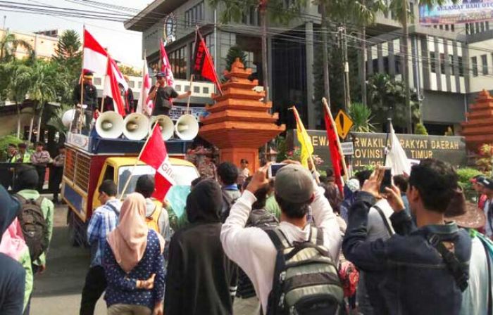 Aliansi Mahasiswa Surabaya Protes Mahalnya Pendidikan, Kecewa hanya Ditemui Pegawai Sekretariat Aliansi Mahasiswa Surabaya Protes Mahalnya Pendidikan, Kecewa hanya Ditemui Pegawai Sekretariat