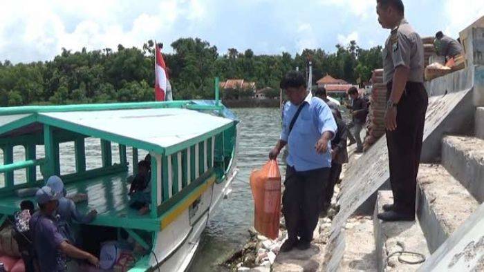 Dikirim Menggunakan Perahu, Soal Unas untuk Dua Pulau di Sumenep Dibungkus Palstik Dikirim Menggunakan Perahu, Soal Unas untuk Dua Pulau di Sumenep Dibungkus Palstik