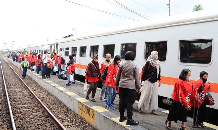 Peringati HUT ke-74, Ratusan Penyandang Disabilitas Naik Kereta Api Bersama Polwan