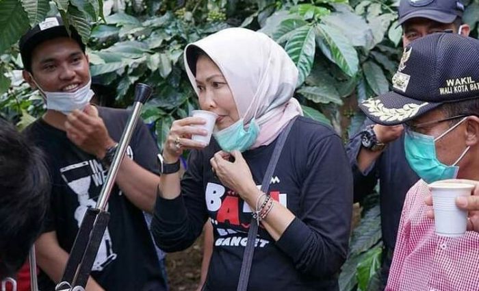 Wali Kota Batu Janji Fasilitasi Petani Kopi Ceret Ireng Songgoriti Wali Kota Batu Janji Fasilitasi Petani Kopi Ceret Ireng Songgoriti