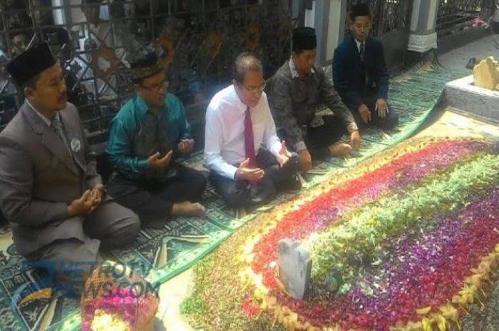 Rizal Ramli Sebut Gus Dur Wali ke-10, Minta Mahasiswa Unhasy Berpegang G-3 Rizal Ramli Sebut Gus Dur Wali ke-10, Minta Mahasiswa Unhasy Berpegang G-3