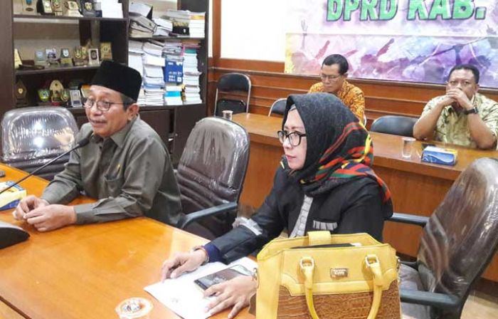 DPRD Gresik Dukung Tim Verifikasi Tertibkan Aktivitas Usaha Tak Berizin DPRD Gresik Dukung Tim Verifikasi Tertibkan Aktivitas Usaha Tak Berizin