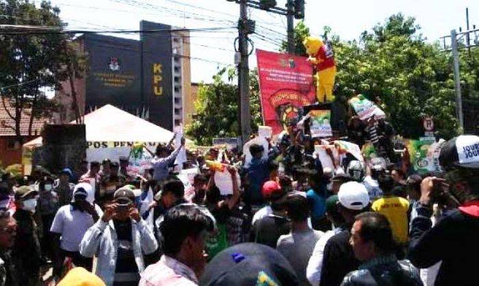 Massa Nisa-Syah Demo KPU Mojokerto lagi, Ketua KPU Dilempari Sandal dan Botol