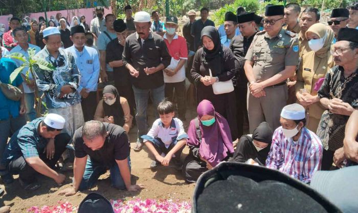 Mantan Wali Kota Probolinggo Buchori Berpulang, Ratusan Warga dan Pejabat Hadiri Pemakaman Mantan Wali Kota Probolinggo Buchori Berpulang, Ratusan Warga dan Pejabat Hadiri Pemakaman