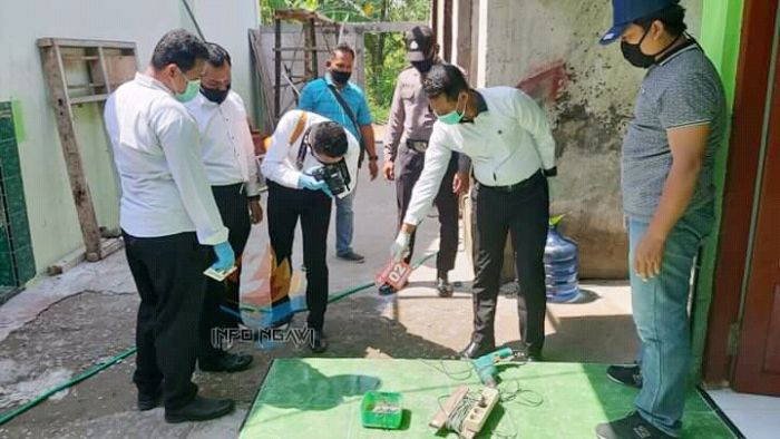 Betulkan Atap Sekolah, Pekerja di Ngawi Tewas Kesetrum, Rekan Penolong Terpental