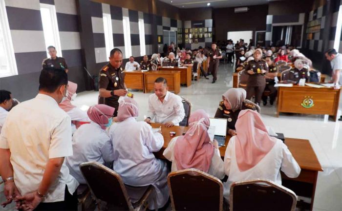 Kumpulkan Pegawai, Kejari Sidoarjo Gelar Tes Urine Kumpulkan Pegawai, Kejari Sidoarjo Gelar Tes Urine