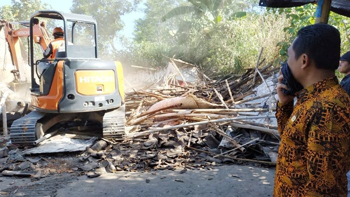 Bupati Thoriq Pimpin Langsung Pembongkaran Lokalisasi Bebekan Bupati Thoriq Pimpin Langsung Pembongkaran Lokalisasi Bebekan