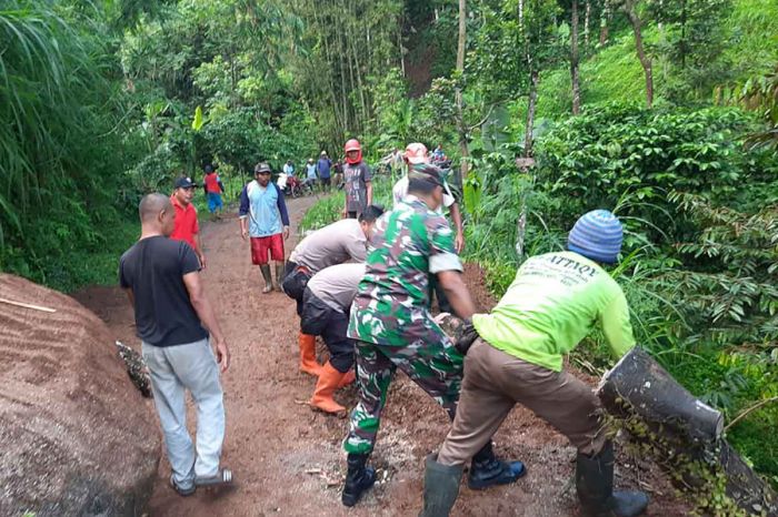 Usai Longsor di Jogorogo, Anggota TNI-Polri Bersama Masyarakat Gelar Gotong Royong Usai Longsor di Jogorogo, Anggota TNI-Polri Bersama Masyarakat Gelar Gotong Royong
