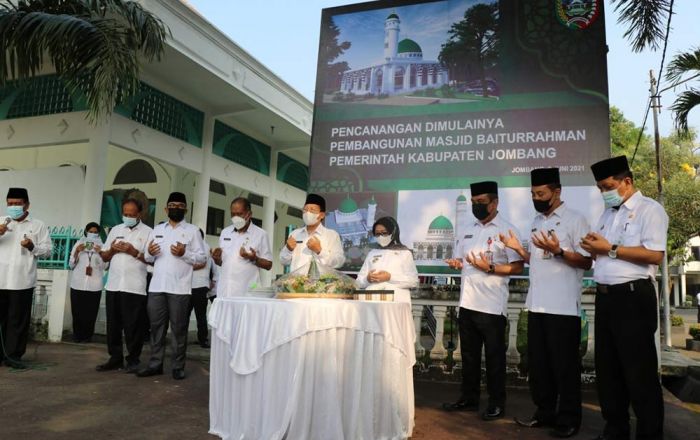 Bupati Mundjidah Canangkan Renovasi Masjid di Lingkup Pemkab Jombang Bupati Mundjidah Canangkan Renovasi Masjid di Lingkup Pemkab Jombang