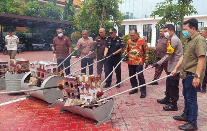 Kejari Gresik Musnahkan Barang Bukti Hasil Tindak Pidana pada 2023