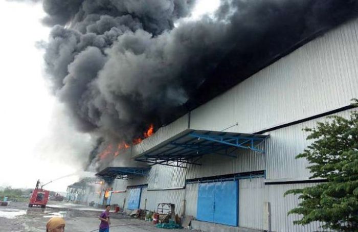 PT. Blue Shark Maspion Manyar Terbakar, Para Buruh Panik dan Keluar Selamatkan Diri PT. Blue Shark Maspion Manyar Terbakar, Para Buruh Panik dan Keluar Selamatkan Diri