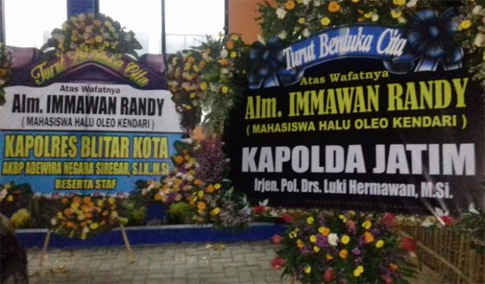 Ikut Berduka atas Kematian Aktivis Aksi Demo, Polres Blitar Kota Kirim Karangan Bunga ke PMII Ikut Berduka atas Kematian Aktivis Aksi Demo, Polres Blitar Kota Kirim Karangan Bunga ke PMII