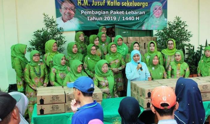 Bagi 1.000 Paket Lebaran, Khofifah Ajak Tingkatkan Keimanan Warga