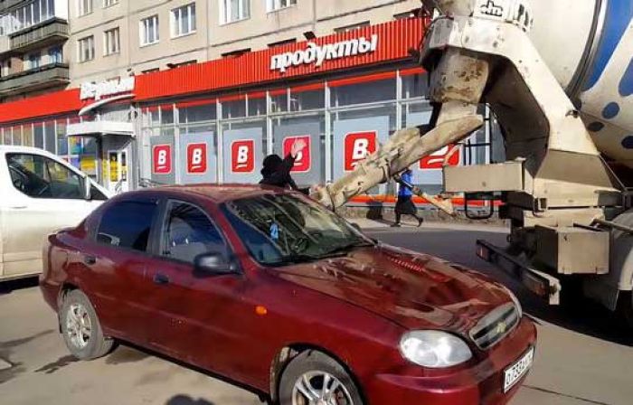 Suami Marah, Mobil Istrinya Diisi dengan Adonan Cor Semen Suami Marah, Mobil Istrinya Diisi dengan Adonan Cor Semen