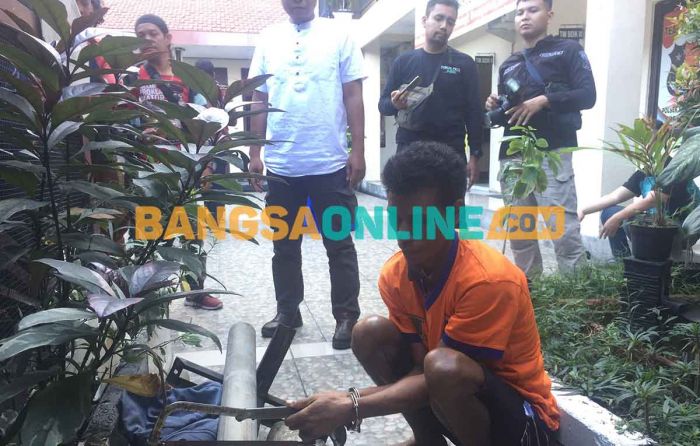 Polisi Tangkap Pencuri Tiang PJU di Taman PUPR Keputih Surabaya Polisi Tangkap Pencuri Tiang PJU di Taman PUPR Keputih Surabaya