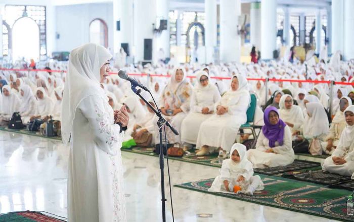 Bersama Syekh Afeefuddin Al-Jailani di Masjid Al Akbar, Khofifah Ajak Masyarakat Bangun Akhlak Mulia Bersama Syekh Afeefuddin Al-Jailani di Masjid Al Akbar, Khofifah Ajak Masyarakat Bangun Akhlak Mulia