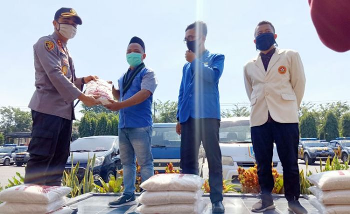 Polres Pasuruan Bagikan Sembako untuk Mahasiswa Papua Terdampak Covid-19 Polres Pasuruan Bagikan Sembako untuk Mahasiswa Papua Terdampak Covid-19