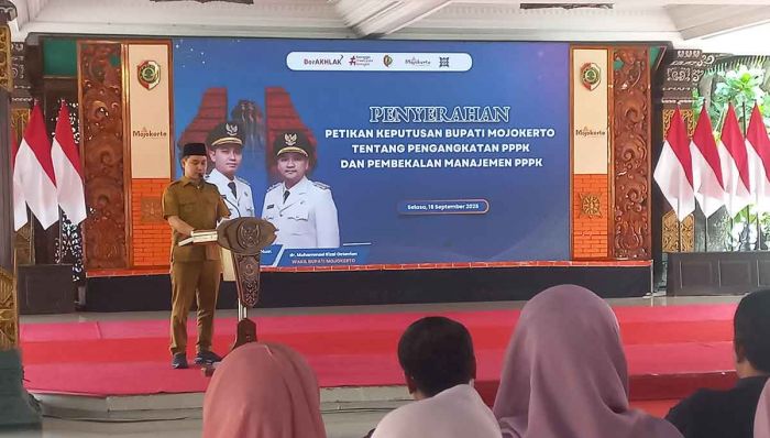 Serahkan SK PPPK, Bupati Mojokerto Dorong ASN Berintegritas dan Adaptif Serahkan SK PPPK, Bupati Mojokerto Dorong ASN Berintegritas dan Adaptif