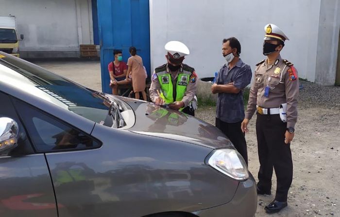 Nekat Bawa Pemudik, Agen Travel Asal Tulungagung Ditilang dan Wajib Putar Balik dari Blitar Nekat Bawa Pemudik, Agen Travel Asal Tulungagung Ditilang dan Wajib Putar Balik dari Blitar