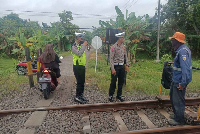 Satlantas Polres Ngawi Berikan Imbauan Kepada Masyarakat Sekitar Perlintasan Kereta Api Satlantas Polres Ngawi Berikan Imbauan Kepada Masyarakat Sekitar Perlintasan Kereta Api